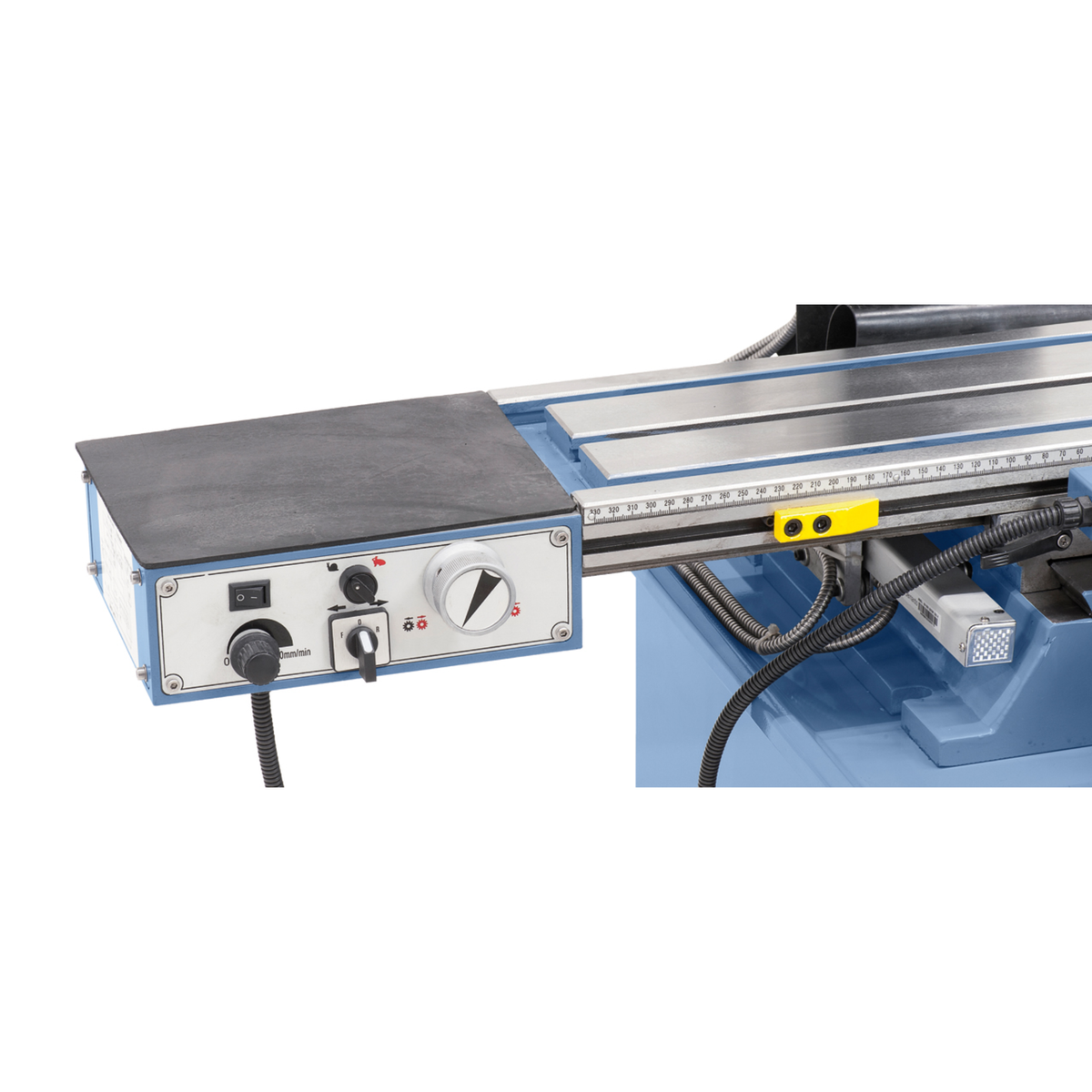 Avanzamento automatico FTV 6 a 230 V installato su fresa da banco, ideale per garantire spinta costante del pezzo, maggiore sicurezza e finiture precise.