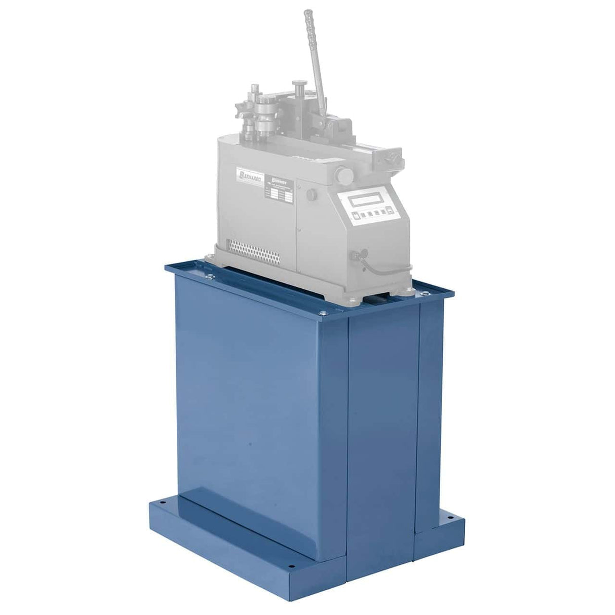 Basamento in acciaio installato sotto BM 42 A per garantire stabilità e sicurezza durante la piegatura dei tubi.