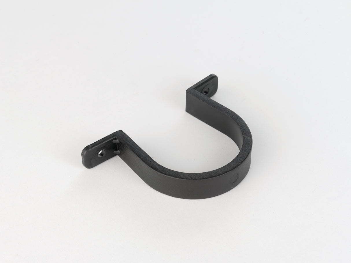 Clip a parete Record Power CVA250-50-109 progettata per fissare in modo stabile e ordinato tubazioni di aspirazione da 2,5″ all’interno dell’officina.