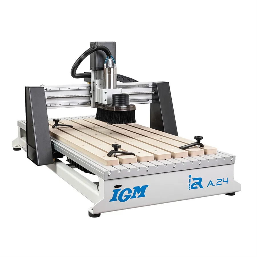 Pantografo CNC IGM i2R A24 con campo lavoro 610 x 1220 mm, mandrino 2,2 kW raffreddato a liquido e piano in alluminio con T-slot