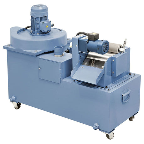 Vista d’insieme dell’unità refrigerante su ruote con vasca 120 l, tamburo magnetico frontale e modulo aspirazione nebbie, collegata a una rettificatrice piana Bernardo BSG 3060 MC.