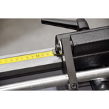 Arresto manuale Flott con nastro metrico e braccio ribaltabile, compatibile con seghe a nastro HBS 225 A / 250 A / 250 HA.