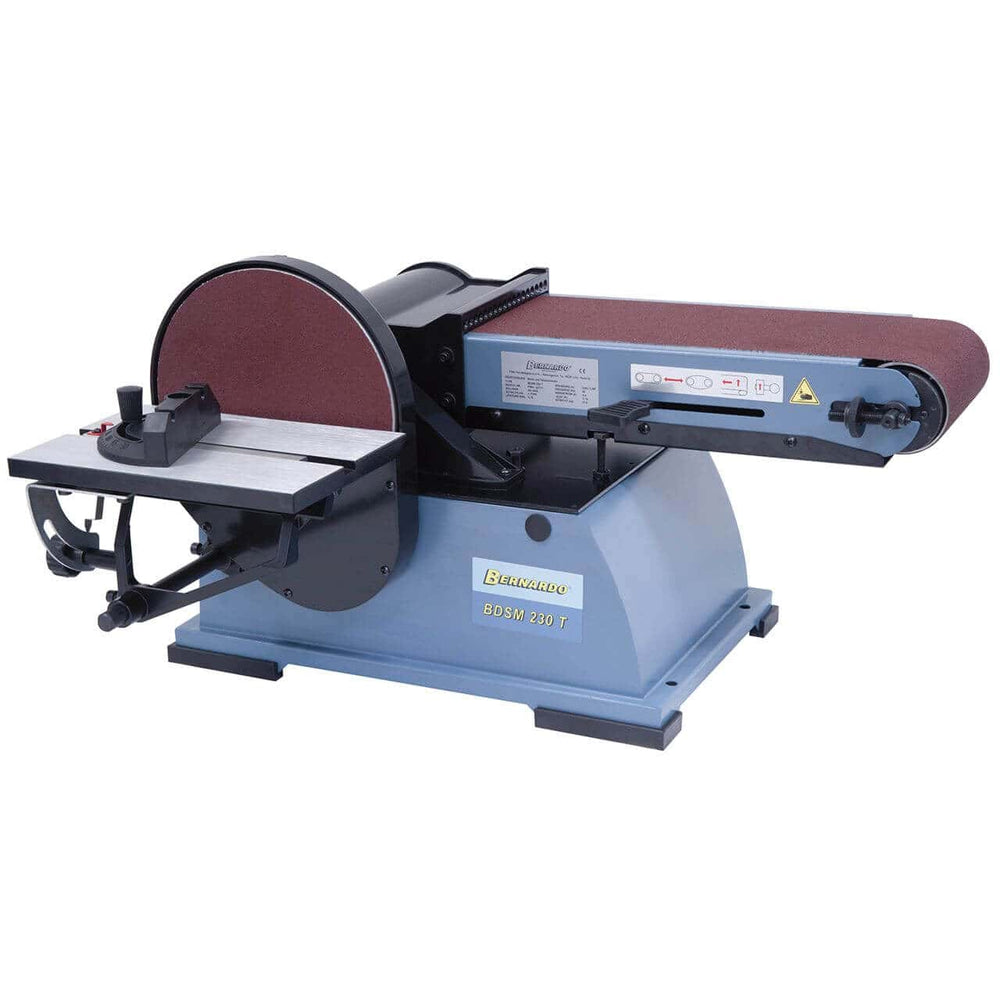 Vista della BDSM 230 T con nastro 1220×150 mm in configurazione verticale, disco Ø 230 mm con tavolo sotto il centro, viti di registro per il tracciamento del nastro, tenditore manuale e bocchetta Ø 50 mm.