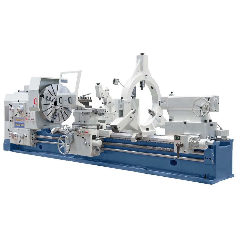 Vista del tornio Bernardo Apollo 1250 x 5000 con bancale in ghisa, mandrino indipendente da Ø 1000 mm, contropunta motorizzata e visualizzatore digitale a 3 assi installato, progettato per lavorazioni industriali pesanti.