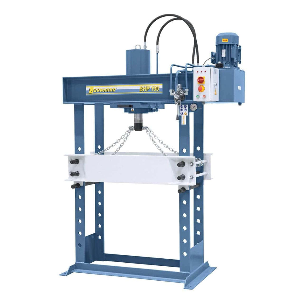 Pressa idraulica Bernardo BHP 100 da 100 ton con cilindro scorrevole, piano regolabile e manometro integrato, ideale per applicazioni industriali pesanti.