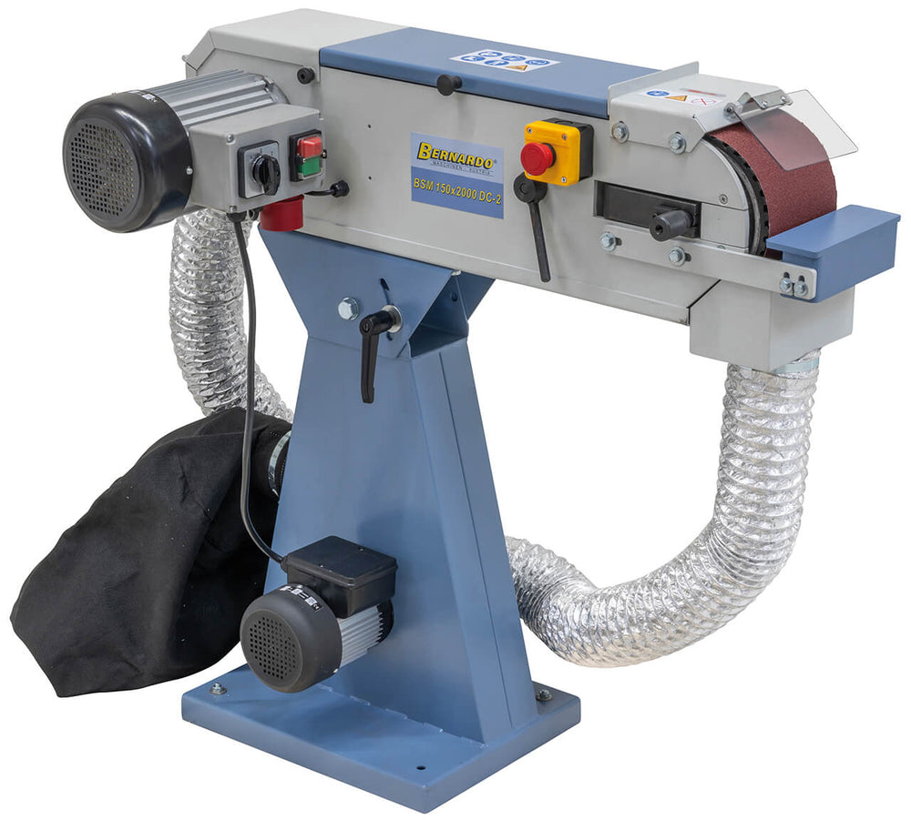Levigatrice a nastro Bernardo BSM 150 x 2000 DC-2 con aspirazione integrata, due velocità e nastro 150 x 2000 mm per uso professionale.