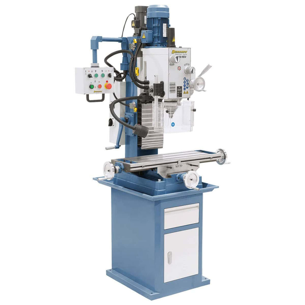 Trapano-fresatrice Bernardo FM 50 HSV con tavola 800 x 240 mm, testa inclinabile ±60°, avanzamento automatico mandrino, motore di sollevamento e velocità variabile fino a 3200 rpm.