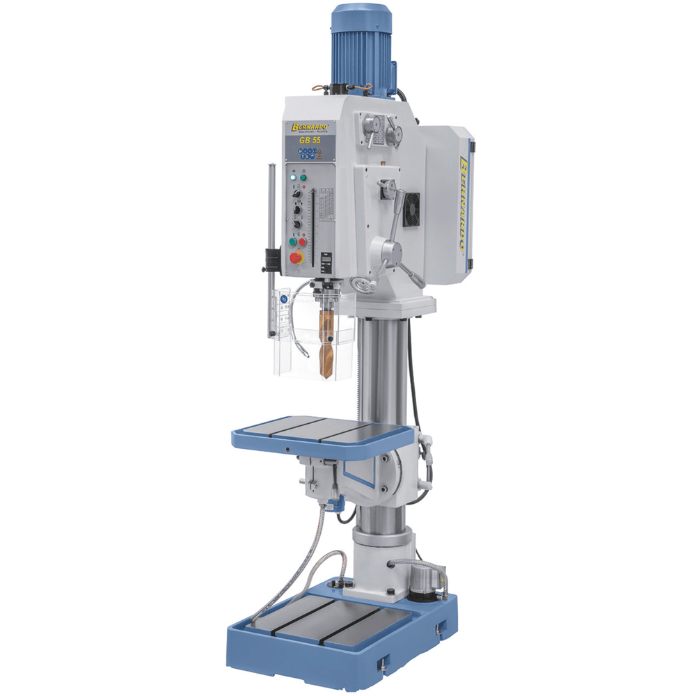 Trapano a ingranaggi Bernardo GB 55 con 12 velocità, 4 avanzamenti automatici, tavola girevole e inclinabile, pompa refrigerante e display digitali integrati.