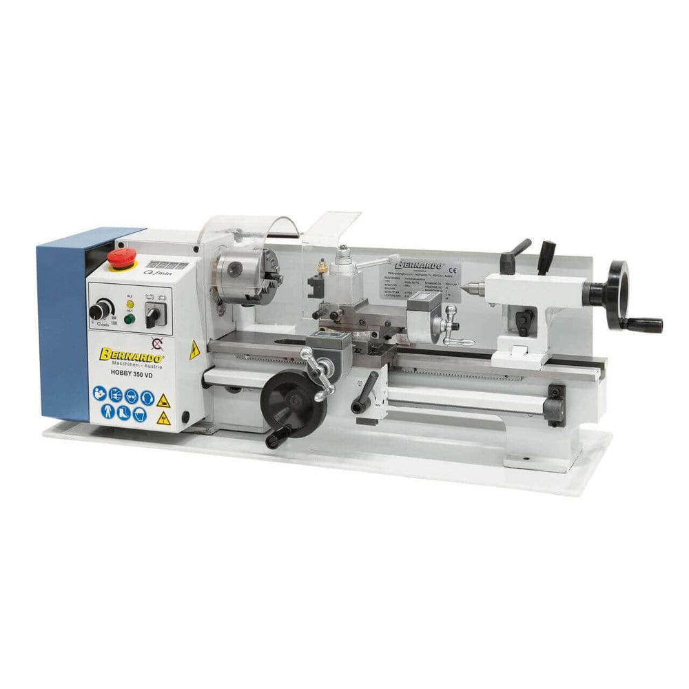 Vista del tornio Bernardo Hobby 350 VD, con struttura robusta in ghisa, mandrino autocentrante a 3 griffe montato e display digitale per il controllo della velocità.
