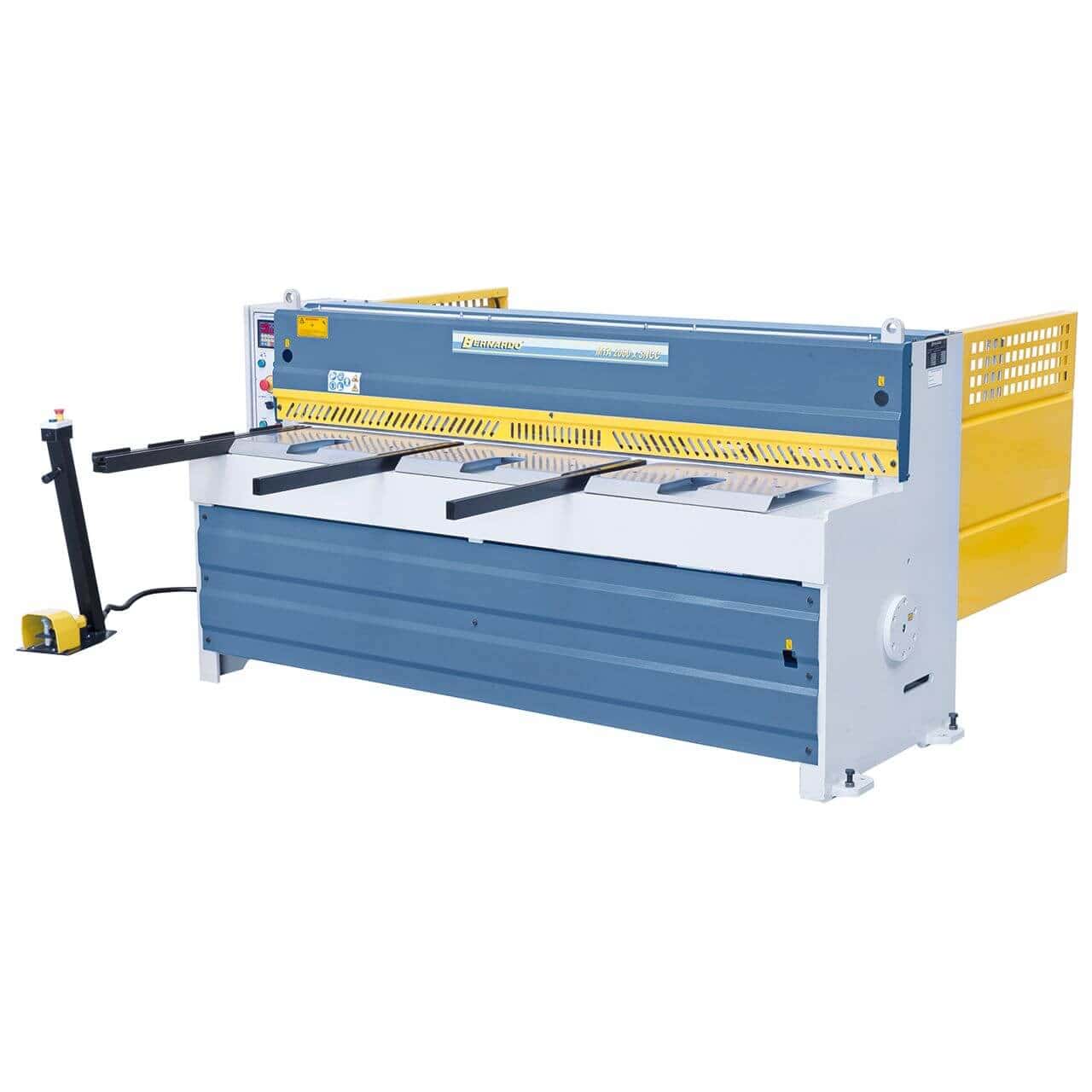 Cesoia a ghigliottina Bernardo MTA 2560 x 2,5 mm NCC con sistema pneumatico di supporto lamiera, registro NC motorizzato e lame doppie in acciaio.