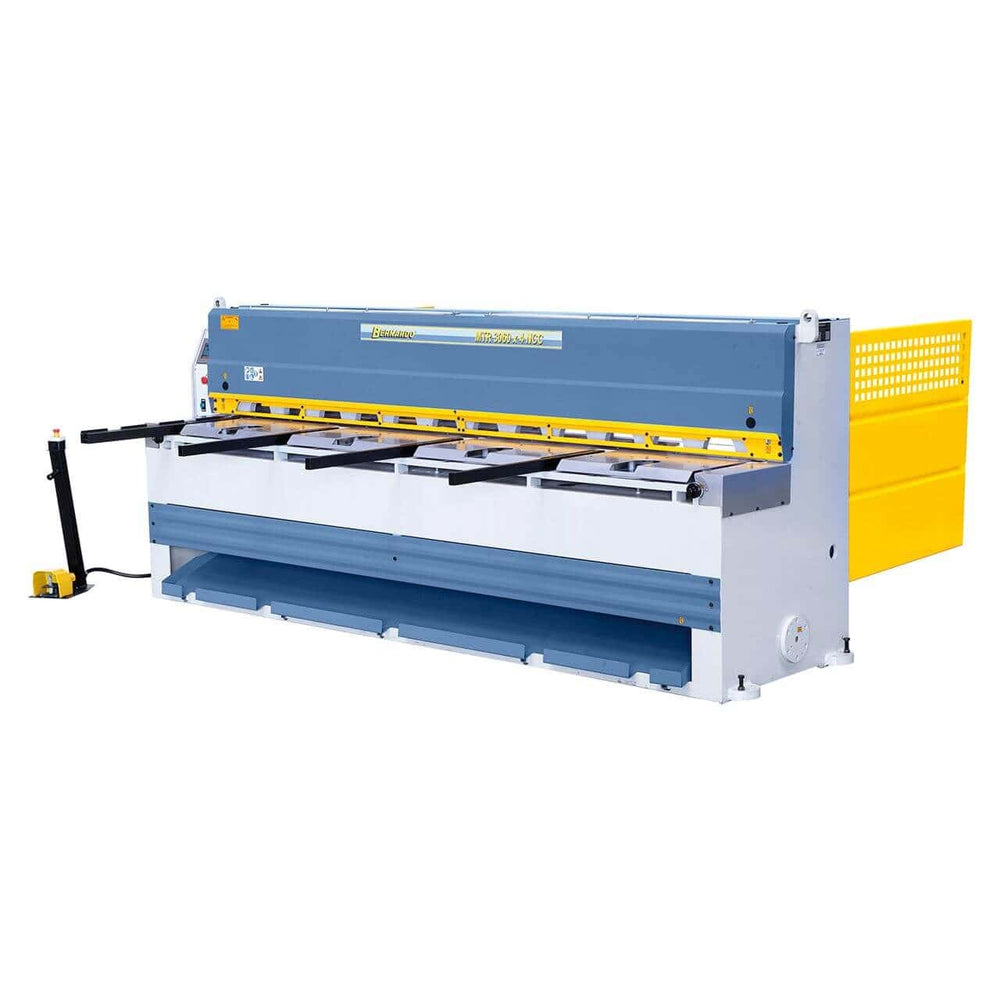 Cesoia a ghigliottina Bernardo MTR 1360 x 6 mm NCC con controllo Fuji touch screen, backgauge NC e sistema pneumatico di supporto lamiera.