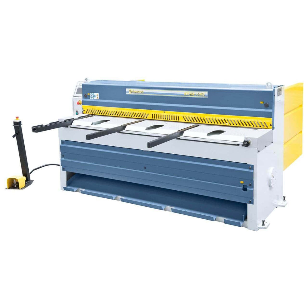 Cesoia a ghigliottina Bernardo MTR 3060 x 3 mm NCC con backgauge NC motorizzato, supporto pneumatico lamiera e controllo Fuji touch screen.