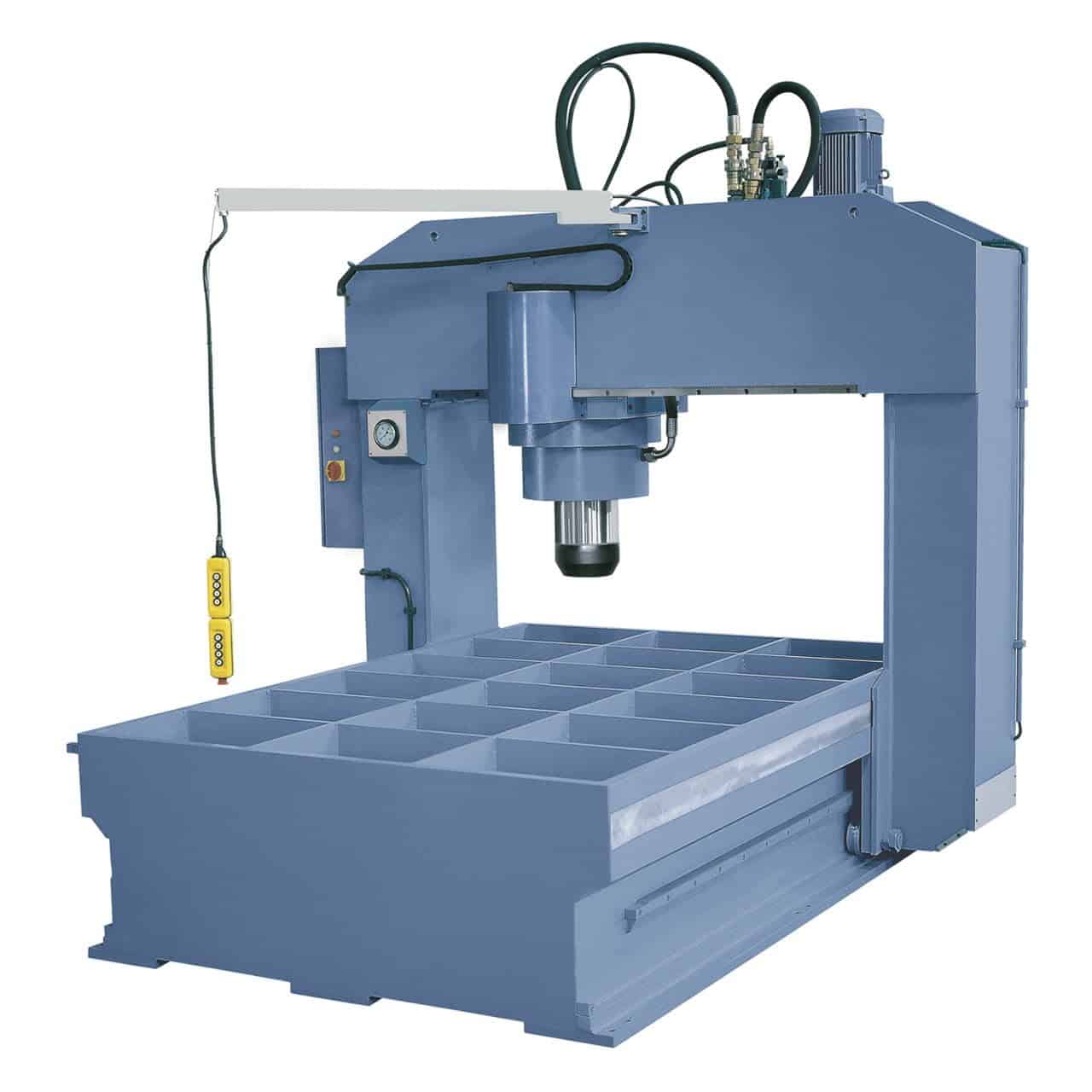 Pressa idraulica Bernardo DKS 400 a portale da 400 tonnellate con corsa longitudinale di 2800 mm e struttura industriale per lavorazioni pesanti.