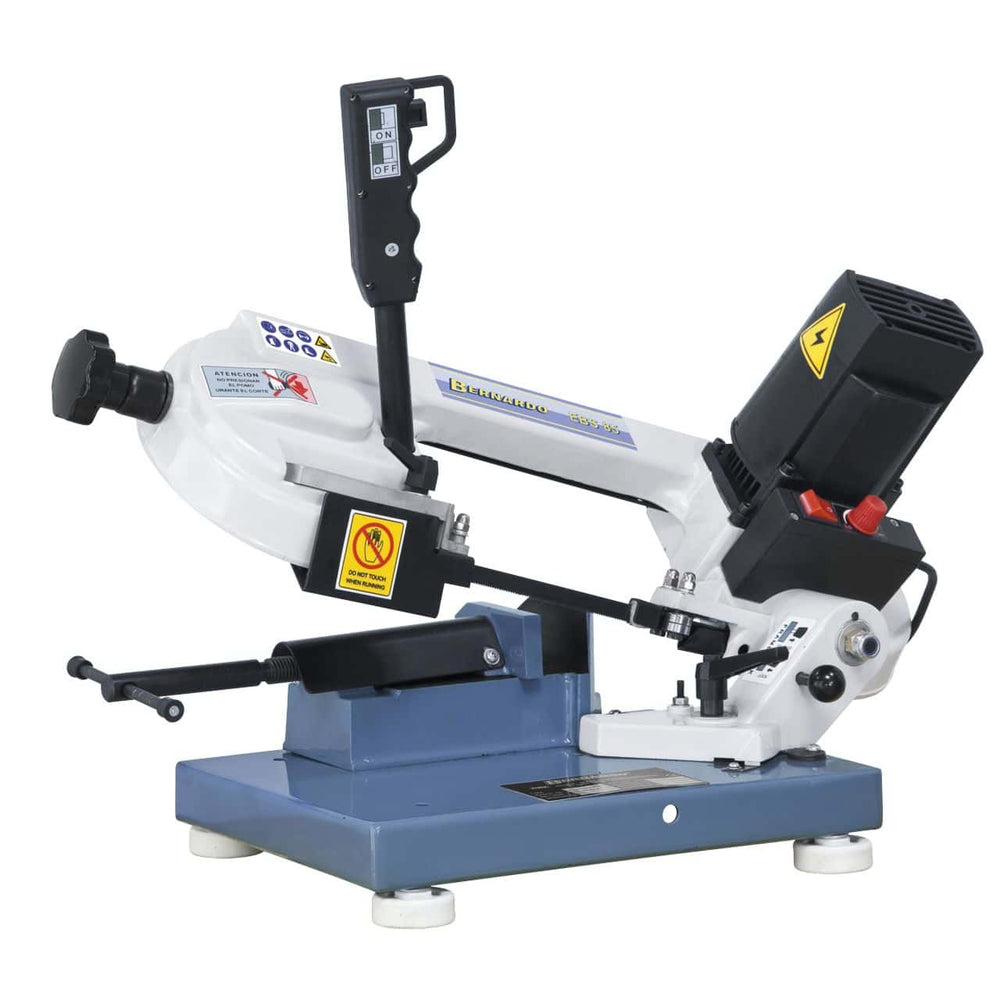 Sega a nastro portatile Bernardo EBS 85 B, compatta e leggera, con velocità variabile e braccio inclinabile per tagli obliqui.