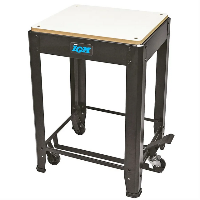 IGM ST1M, carrello mobile universale per macchine da banco con portata fino a 200 kg, piano MDF laminato 570×500 mm, altezza di lavoro 835 mm e ruote con alzata a pedale.
