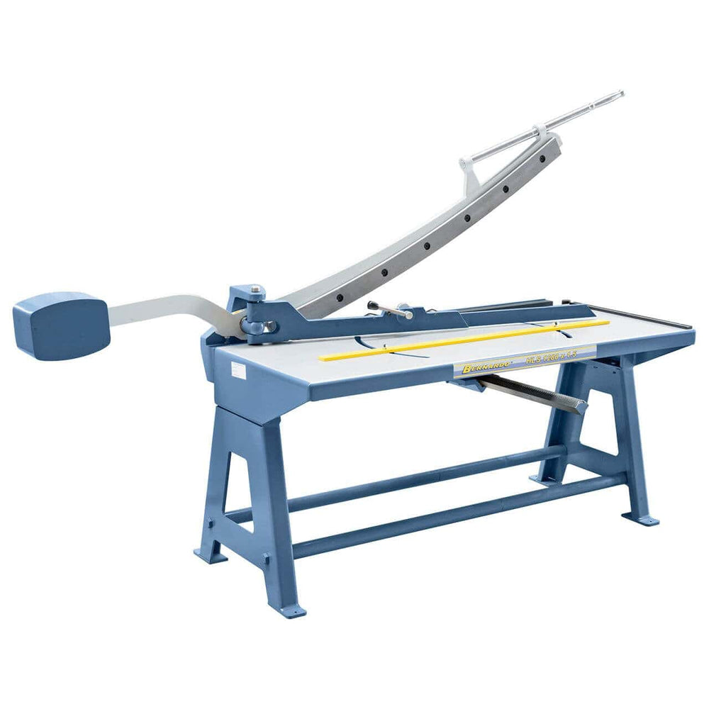 Cesoia manuale a leva Bernardo HLS 1280 x 1,5 con ampio piano di lavoro e arresto regolabile, ideale per tagliare lamiere fino a 1,5 mm di spessore.
