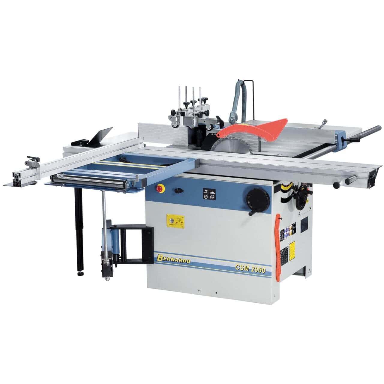 La macchina combinata CSM 2000 con lama inclinabile, incisore, tavolo scorrevole in alluminio da 2000 mm, toupie verticale e accessori inclusi.