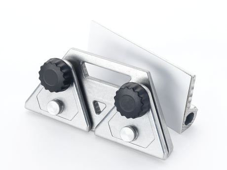 Vista della dima WG250/E Record Power per affilare forbici professionali, con corpo in metallo e morsetti regolabili per mantenere la corretta inclinazione del filo durante l’affilatura su mola ad acqua.