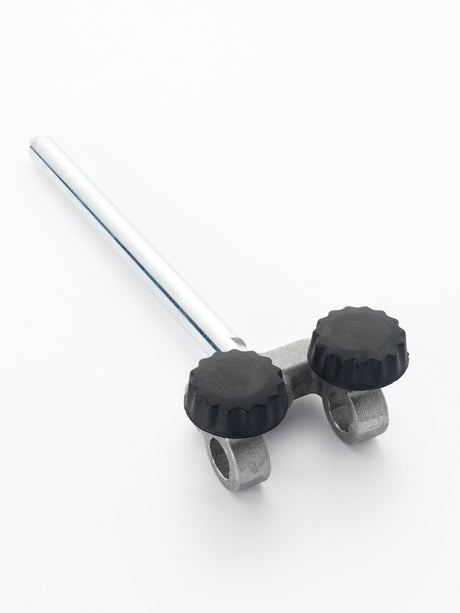 Vista della dima WG250/F Record Power per affilatura laterale su mola ad acqua, con barra di supporto e doppie manopole regolabili per mantenere lo strumento stabile durante la lavorazione.