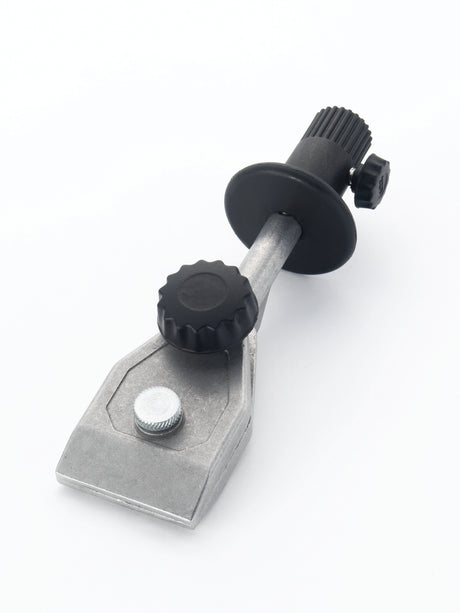 Primo piano della dima WG250/G Record Power per affilatura di coltelli corti e tascabili su mola ad acqua, con manopole di regolazione e supporto angolare per garantire un'affilatura precisa e controllata.
