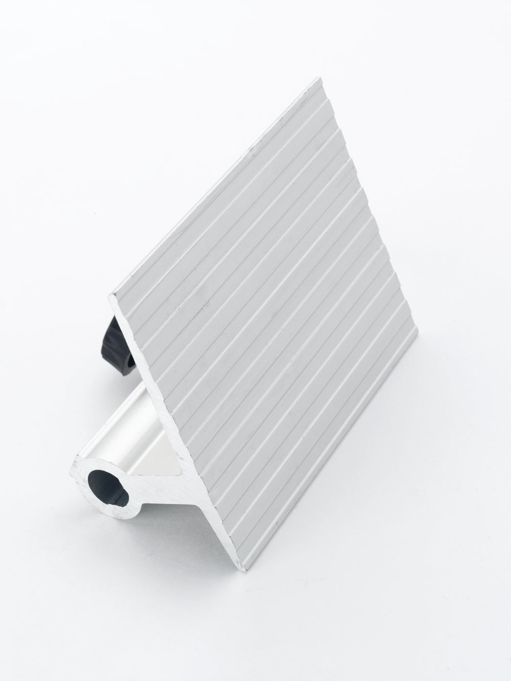 La dima WG250/I è mostrata montata sulla barra di guida dell’affilatrice ad acqua, con un utensile piallato appoggiato sulla superficie scanalata per una affilatura precisa.