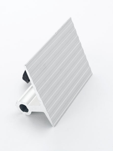 La dima WG250/I è mostrata montata sulla barra di guida dell’affilatrice ad acqua, con un utensile piallato appoggiato sulla superficie scanalata per una affilatura precisa.