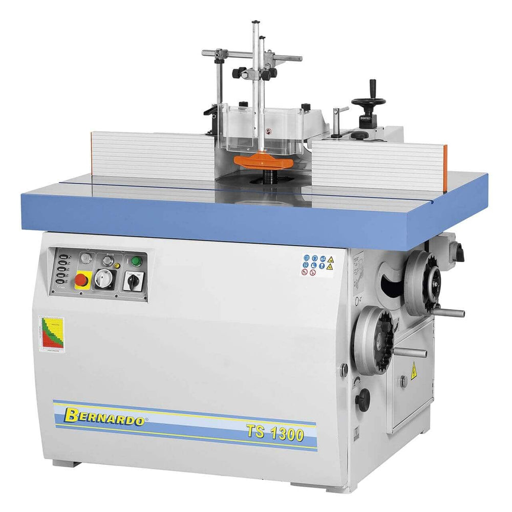 Vista della fresatrice TS 1300 con tavolo in ghisa rinforzata, albero inclinabile fino a -45°, guida professionale, indicazioni digitali e dotazioni complete per fresature di precisione.