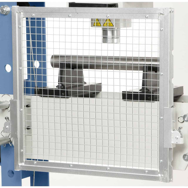 Griglia di protezione metallica modello GG-03 progettata per aumentare la sicurezza durante l’utilizzo di macchinari industriali.