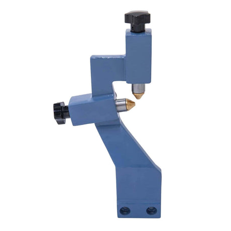 Accessorio lunetta girevole installato su tornio Bernardo Hobby 800 G durante la lavorazione di un pezzo lungo, con supporto mobile che segue il punto di tornitura.