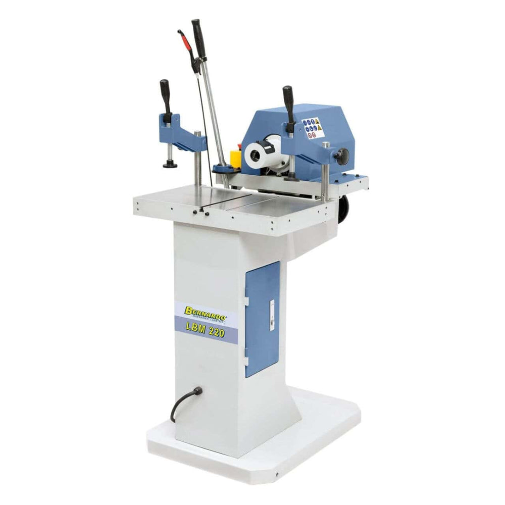 Mortasatrice da 400 V con struttura in acciaio e tavola in ghisa, completa di accessori per lavorazione porte e giunzioni tenone.