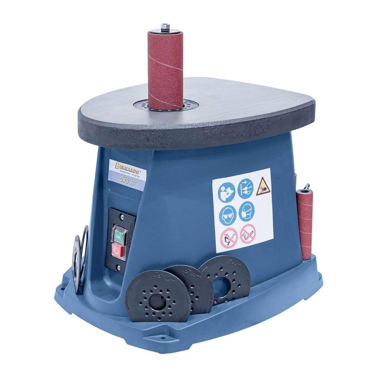 Vista della levigatrice OVS 40 con piano da 365×290 mm, 6 manicotti abrasivi, attacco aspirazione Ø 38 mm e vano porta-accessori integrato, ideale per curve, profili e sagome di precisione.