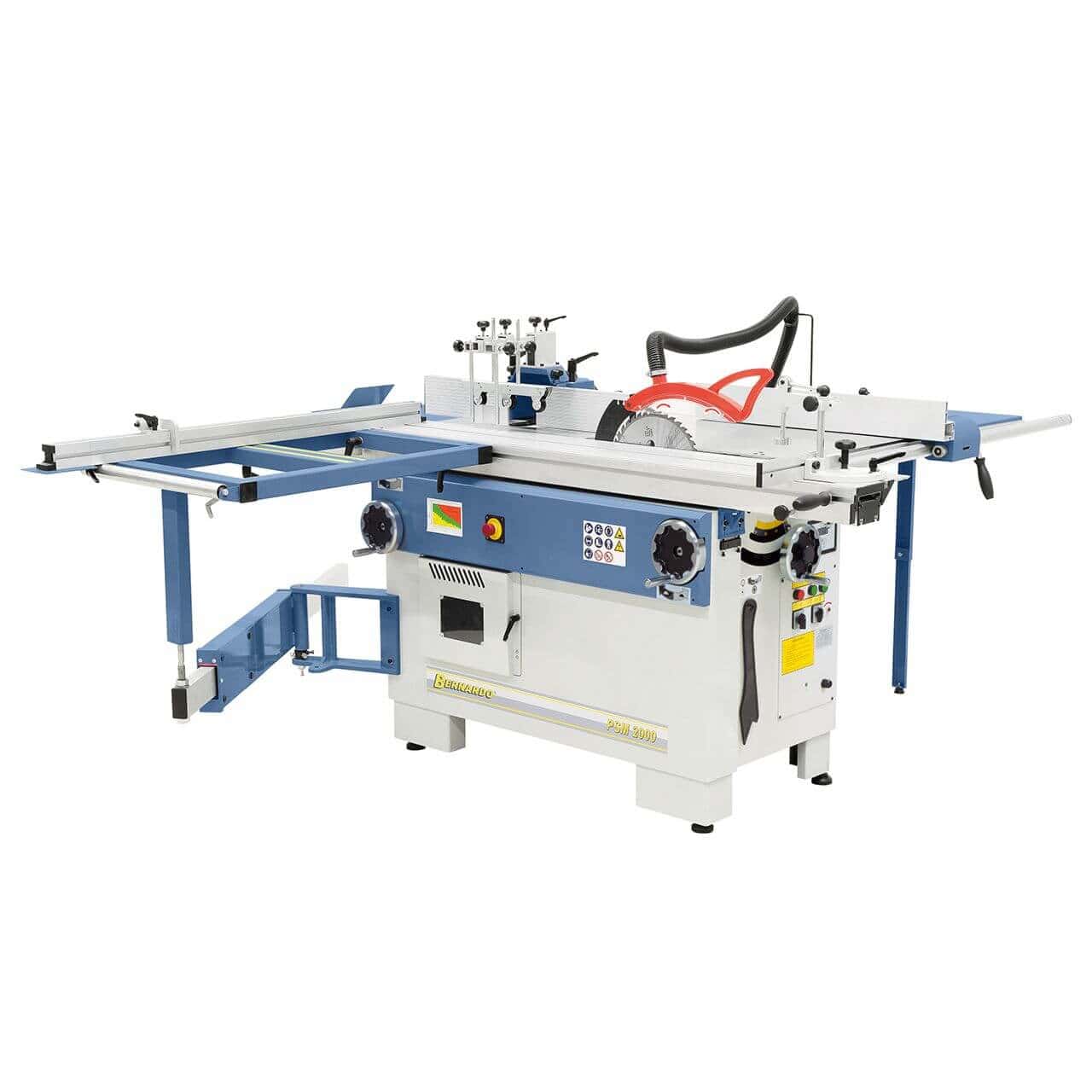 Vista completa della PSM 2000 con tavolo scorrevole da 2 m, guida telescopica, lama con incisore e toupie inclinabile, perfetta per falegnameria di precisione.