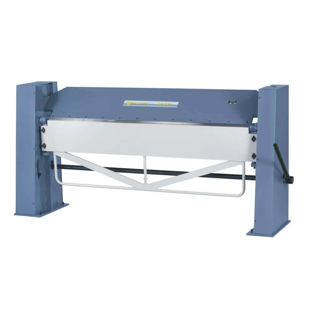 Piegatrice Bernardo BM 2020 con rotaie di taglio, struttura in acciaio saldato e apertura da 124 mm, ideale per pezzi alti fino a 2020 mm.