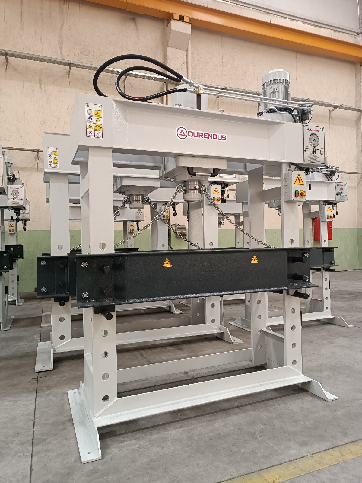 Pressa idraulica professionale Serie DW da 150 ton con struttura in acciaio rinforzato, cilindro mobile e piano di lavoro ampio per utilizzi industriali pesanti.