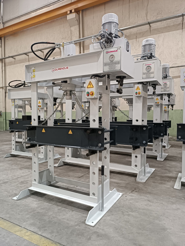 Pressa idraulica professionale Serie DW da 60 ton con struttura rinforzata, cilindro mobile e scorrevole, manometro integrato e comando motorizzato per officine e manutenzione industriale.