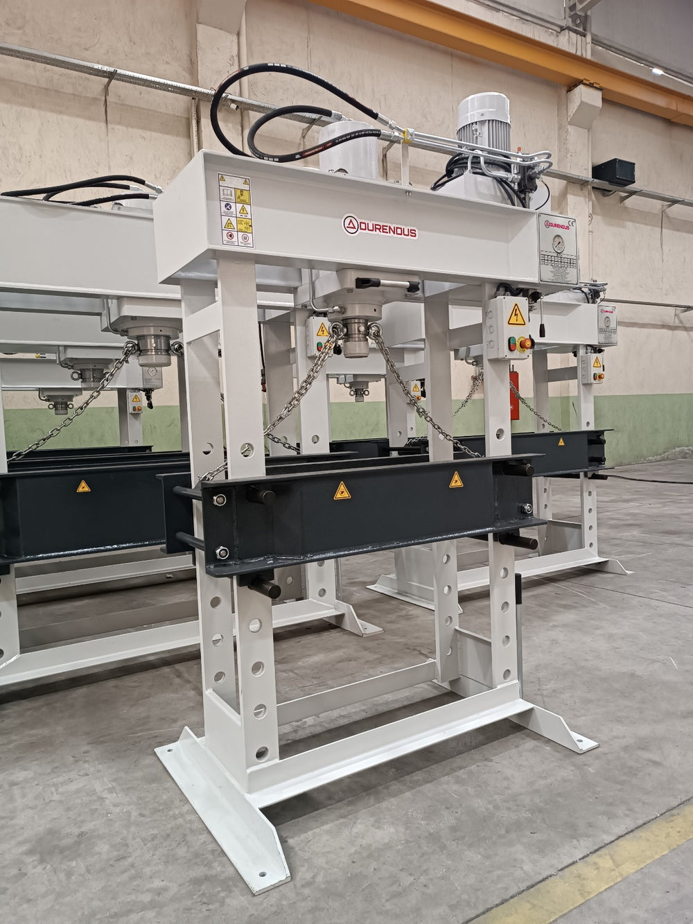 Pressa idraulica professionale Serie DW 80 ton con struttura rinforzata, cilindro mobile, serbatoio olio integrato e sistema motorizzato per officine industriali.