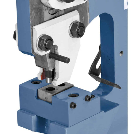 Punzone da 8 mm installato su PBS 22 LS per eseguire forature precise su metallo in officina.