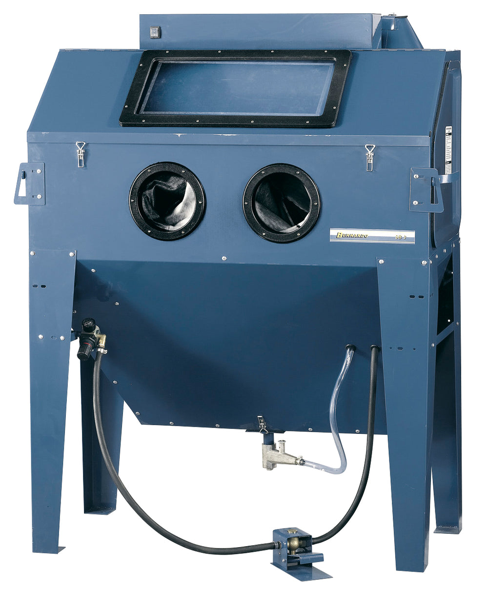 Sabbiatrice Bernardo SB 3 con aspiratore integrato, filtro antipolvere e finestra trasparente per il controllo visivo durante la sabbiatura dei metalli.