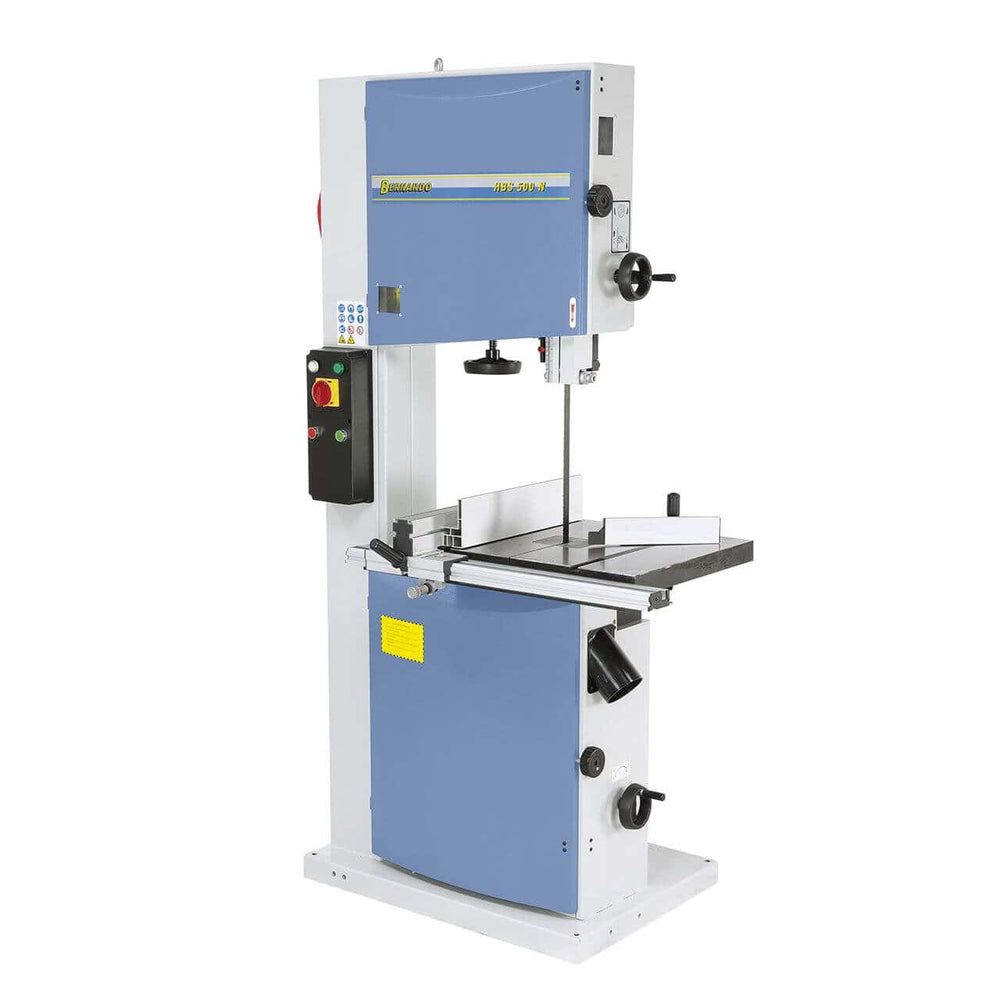 Vista completa della HBS 500 N con piano inclinato, guida laterale montata e pulsanti di comando accessibili frontalmente. Pensata per tagli intensivi e lavorazioni professionali.
