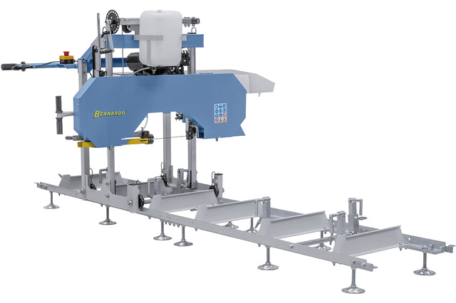 Sega a nastro per tronchi Bernardo BBS 400 B con motore a benzina da 7 HP, ruote in ghisa e serbatoio refrigerante, ideale per lavori mobili su legno.