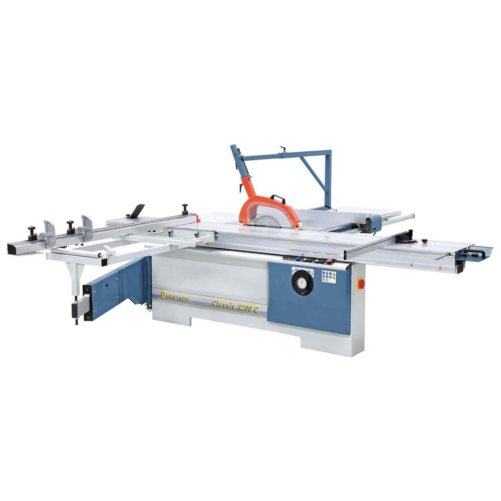 Sega scorrevole per pannelli di grandi dimensioni, dotata di lama inclinabile, incisore indipendente e carro da 3200 mm per falegnamerie artigianali e professionali.