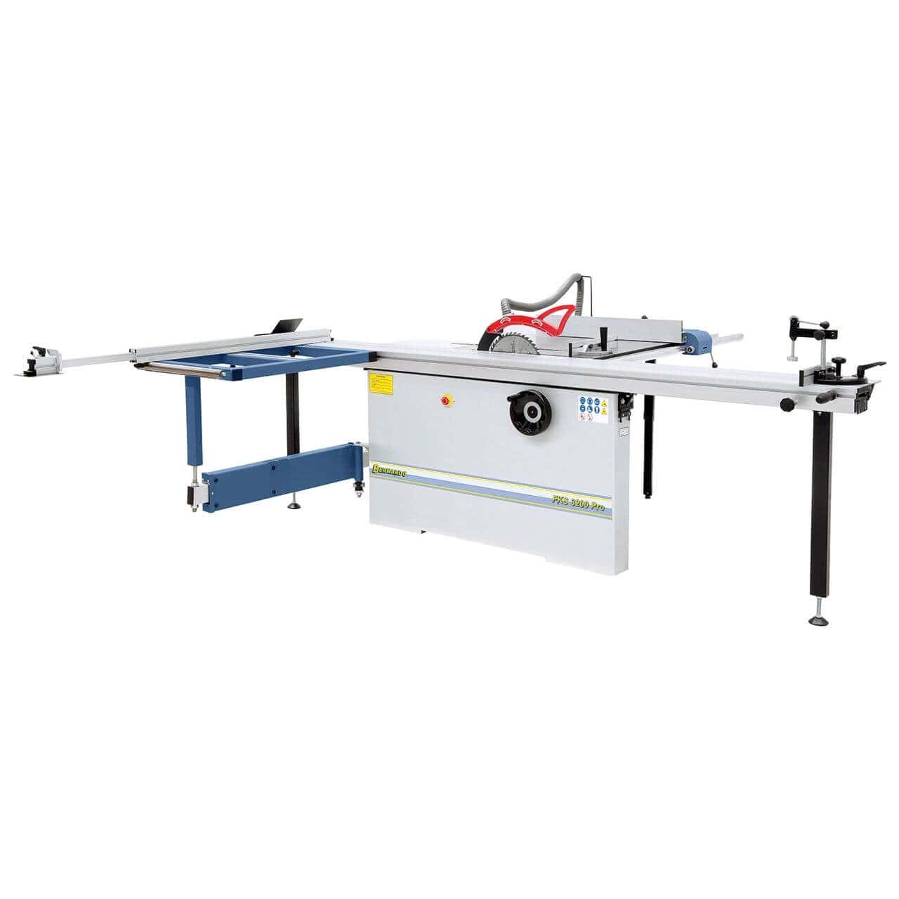 Vista completa della sega circolare FKS 3200 Pro con carro scorrevole in alluminio da 3200 mm, guida telescopica inclinabile, accessori professionali e struttura robusta per lavorazioni intensive.