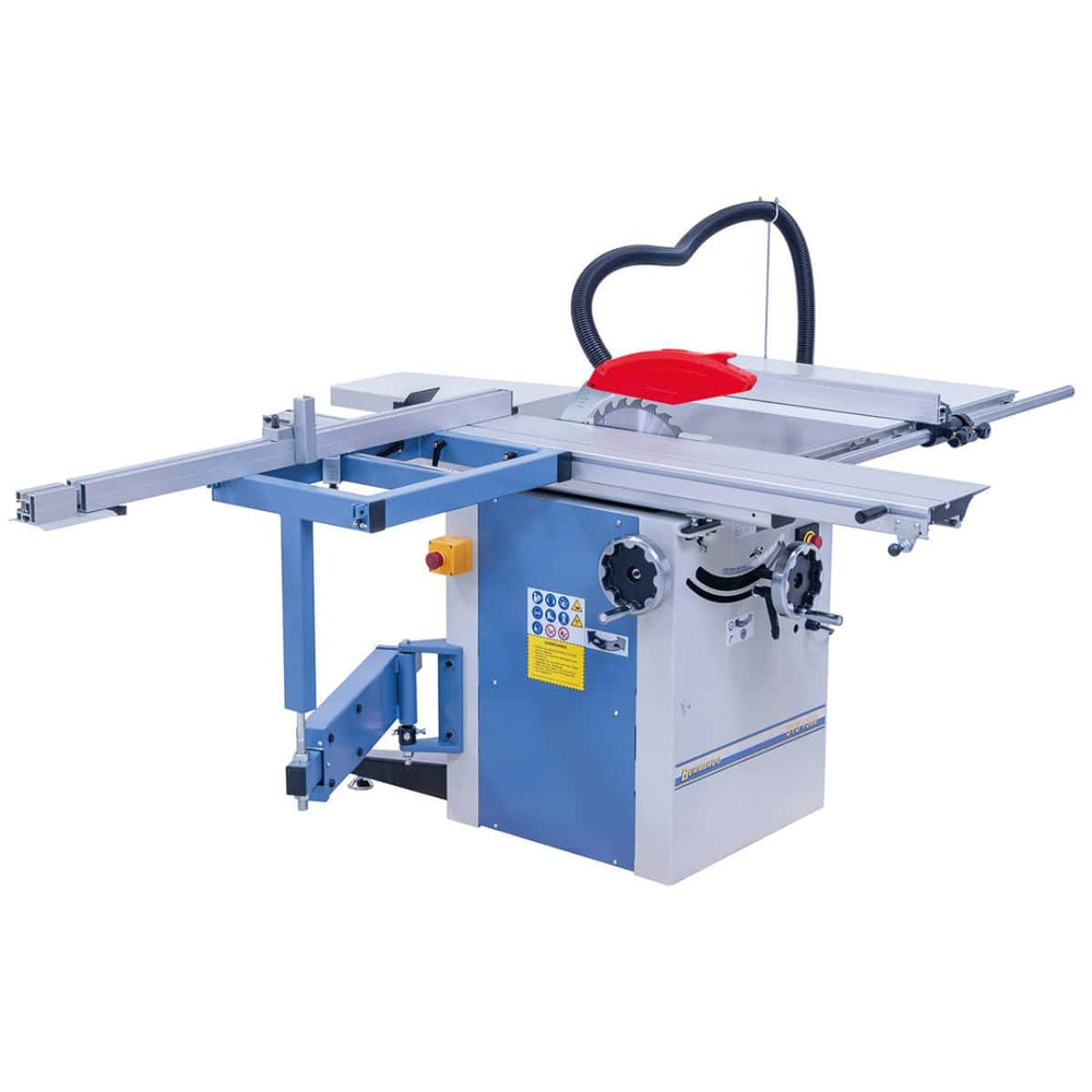 Vista dall’alto della sega STS 1360 con tavolo in ghisa, estensioni montate e guida telescopica, ideale per lavorazioni su grandi pannelli in spazi contenuti.