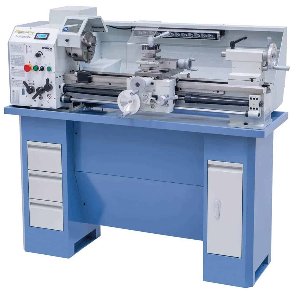 Tornio Bernardo Profi 750 Vario con distanza punte 750 mm, foro mandrino Ø 38 mm e motore trifase 1,5 kW, completo di variatore elettronico di velocità.