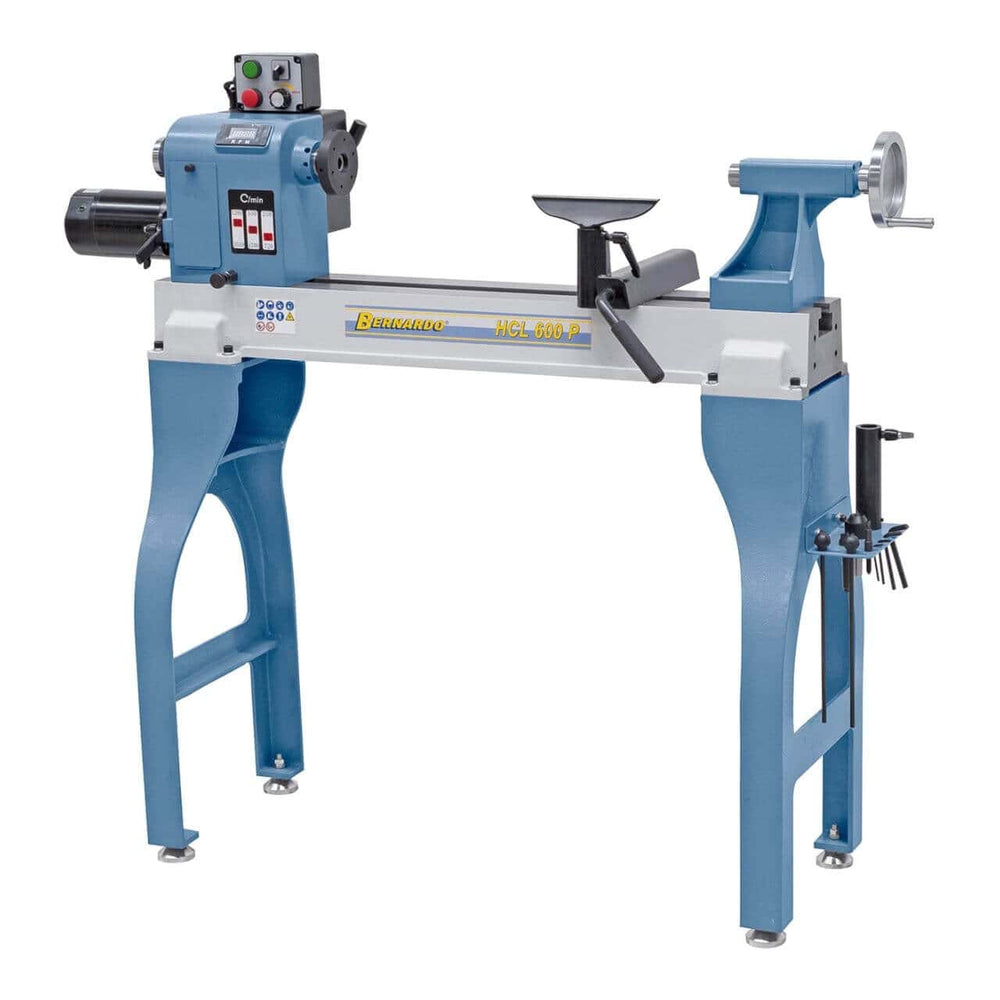 Immagine del tornio per legno HCL 600 P con struttura in ghisa, display digitale, supporto utensile in acciaio e comandi frontali ben visibili. Ideale per artigiani esperti.