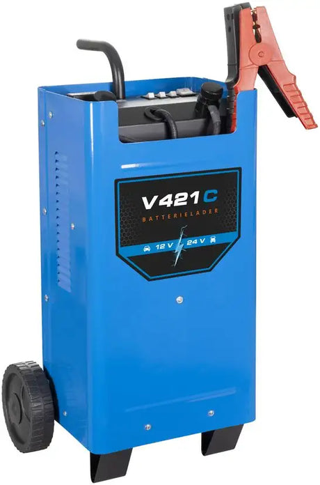 Caricabatterie V421C blu con morsetto batteria completamente isolato, compatibile con batterie PB e WET, dotato di ruote per un trasporto facile.
