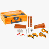 Kit di bloccaggio per piano multifunzione UJK in custodia T-LOC Tanos arancione con 4 morsetti a camma arancioni, 4 cunei in HDF Valchromat arancione, 4 fermi di riscontro arancioni con fori da 20 mm, 6 cani di riferimento da 12 mm, 2 cani da 50 mm, fresa per smusso e 2 clip di fissaggio binario