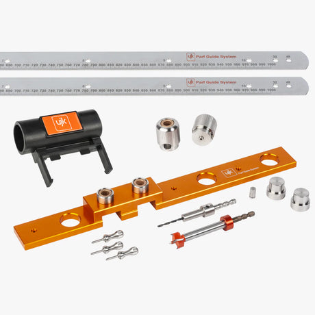
UJK Parf Guide System MkII: dotazione completa con due regoli in acciaio inox da 1.000 mm, blocco-guida arancione in alluminio, guide-punta con boccole in acciaio temprato, punta pilota 3 mm, punta TC 20 mm e perni di riferimento